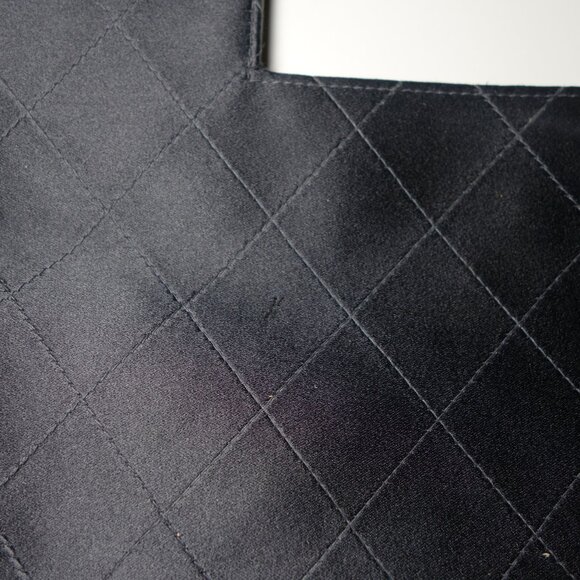 Vtg Chanel Satin Matelasse Clutch Handbag Made In France, Size 9.5 in x 11.75 in - Picture 15 of 16